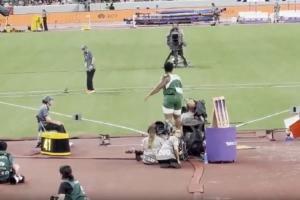 惊险！世锦铅球决赛中，尼日利亚选手扔出的铅球差点砸中裁判头部