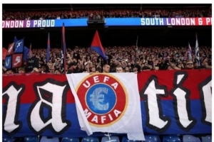 TA：水晶宫球迷展示“欧足联黑手党”横幅，俱乐部被罚款1万欧元