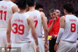 媒体人：水平没提升 单节打几分钟都无法让我们适应FIBA的高强度