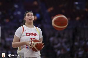 媒体人：在张子宇3犯时依旧不换下保护 就是要锻炼她的应变能力