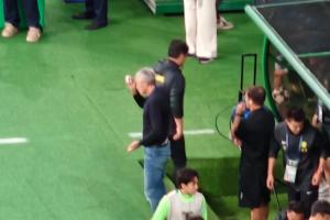 塞蒂恩：我回到更衣室也和恩加德乌说，这是不是瞄着我踢的