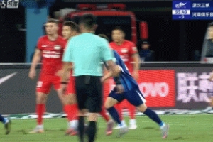 醒得太晚！龙威第95分钟弹射建功，三镇连扳2球仍2-5落后