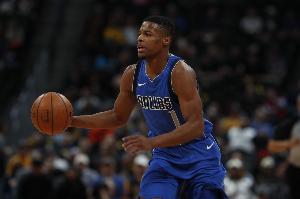 9号秀争名额！Shams：独行侠一年短约迎回小史密斯