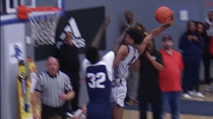 在太阳能否打出来？美媒晒杰伦-格林高中炸裂隔扣视频 身体是真好