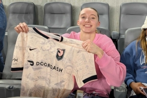 已经是大人物了！佩奇-布克斯洛杉矶观看女足联赛获赠球衣！