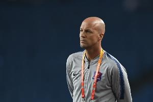 苗原：国足选帅小克鲁伊夫、52岁的奥斯卡-加西亚已提交报名