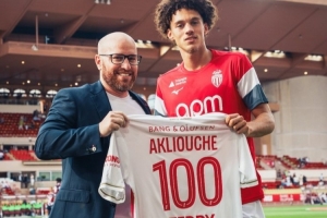 里程碑！阿克利乌舍赛前领取摩纳哥百场纪念球衣