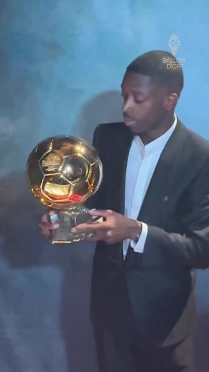 今晚最幸福的人！登贝莱开心与金球奖合影，深情亲吻奖杯