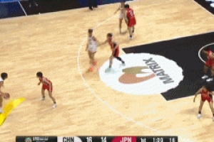 行云流水！中国U16女篮内线连续传导 孟家艺跟进中投命中