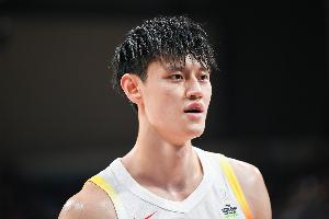 还剩一个双向合同位置！媒体人：对曾凡博最终留在篮网持乐观态度