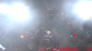 金球奖颁奖典礼结束后，场外很多群众大喊“XX巴萨”