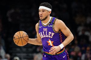 布克：我喜欢打控卫 我的天赋是得分但我能为队友创造机会