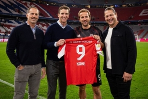 NFL传奇球星曼宁造访拜仁俱乐部，获赠凯恩的签名球衣