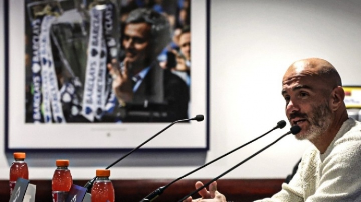 传奇回家！马雷斯卡发布会现场，墙上的照片正是穆帅英超第3冠