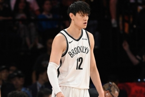 曾凡博本场0出手&0分 俩数据均是全队上场10+分钟的球员中唯一