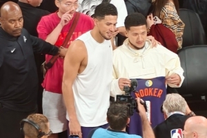 几分相似？布克赛后与其模仿者“中国布克”合影 并赠送签名球衣