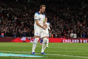 球迷称凯恩只会吃饼拖慢英格兰节奏应该拿下！主持人：开玩笑吗？