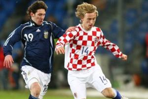 两位金球先生2006年魔笛国家队首秀，同场梅西攻入国家队首球