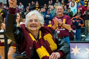 106岁校队头号粉丝去世！因担任洛约拉校队官方牧师而全美出名