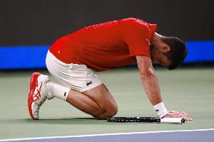 令人动容38岁德约28拍得分后累到跪地，拼尽全力带伤完赛