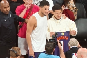 布克：很高兴看到中文布克 有空间距离但中国赛是相遇的完美地方