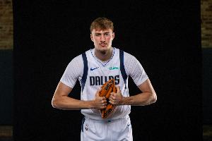 弗拉格：我需更好地与浓眉配合&最大化他的优势 我们正努力融合中