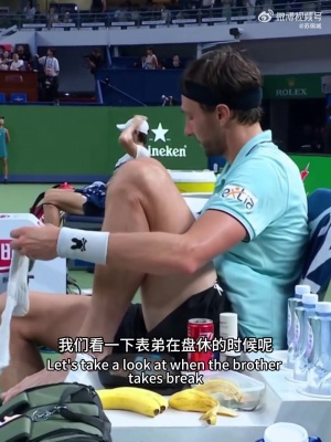 上海大师赛男单决赛决胜局，林德克内希用擦过脚的毛巾擦脸