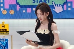 KPL解说灵儿晒照：昨日份评论席的九宫格来咯