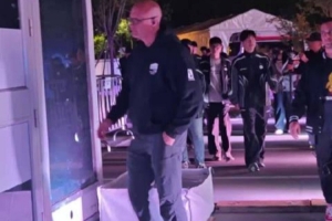 IG众人脸带失落离场 场外粉丝大声为其加油