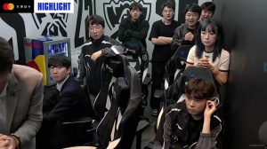 快给丹尼吓死了！Daeny看iG关键团战击败T1后用力地抚摸着自己心口