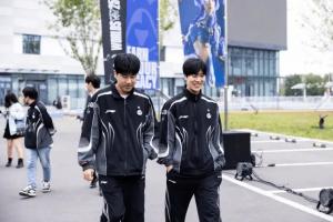 韩网热议iGvsT1第二局：两队上单各捐献一局 中路这么秀上野送了