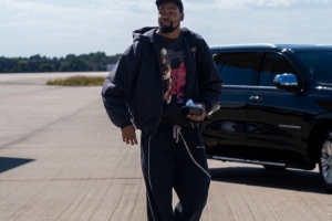 客战鹈鹕！火箭晒登机照：KD穿羽绒服气质逼人 电风扇随队出征