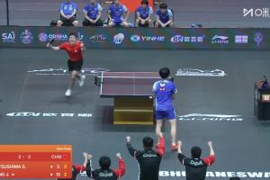 顶住了！梁靖崑赢球后高举双拳狂奔庆祝，日本全队枯坐板凳