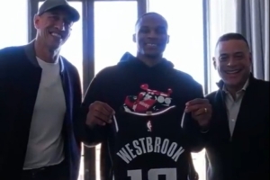 震惊！九届全明星威少“沦为”球童 在训练时负责给队友捡球