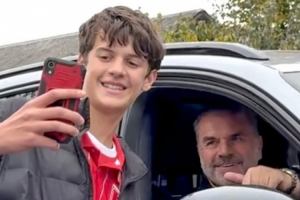 心情还不错！澳波被解雇后离开森林时仍面带笑容与球迷合影