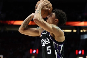 施罗德：克利福德阅读比赛的能力很强&有自己的节奏 传球也非常棒