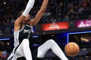 名记：文班已经在纯纯玩弄浓眉了！联盟其他人麻烦大了