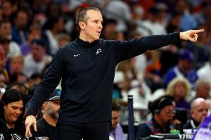 主帅奥特取得执教首胜！布克：球队给他做了家人向其祝贺的视频