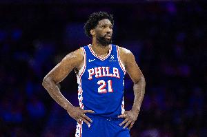 杰伦-布朗谈防恩比德：近两年我一直防对方最佳 现在也没什么不同