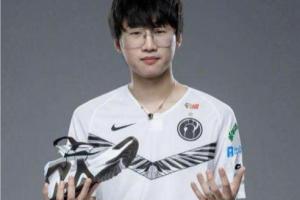 Ning王看BLG战胜VKS：握手啊干嘛呢？Tian：看起来年龄小被打蒙了