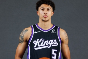 队记：国王24号秀克利福德右腿筋拉伤 一周后重新评估