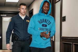 让人唏嘘！美媒晒罗齐尔庭审前的照片 戴着手铐&穿着黄蜂连帽衫