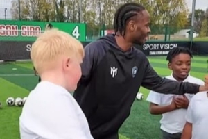 无球可踢！斯特林近日带小学生进行足球训练，已被排除出蓝军计划