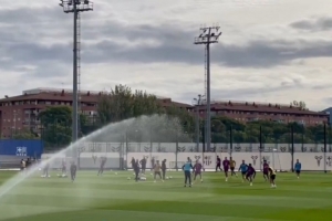 西媒：孔德参加今日训练，拉菲尼亚、莱万、奥尔莫等多人缺席