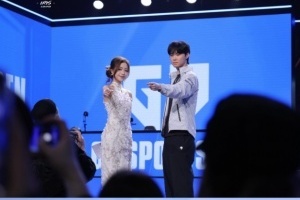 主持希然晒照：作为主持人的第一次S赛主舞台采访 奇妙