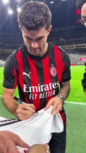 吴彦祖现场观战米兰，赛前与普利西奇交流并获赠11号球衣