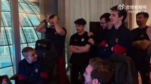 一笑笑到___？G2发布看到抽中TES队员反应：全员高喊Nice高兴鼓掌