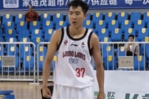 全力以赴！逄砚钧的强硬球风奠定了广州龙狮攻防两端的底气