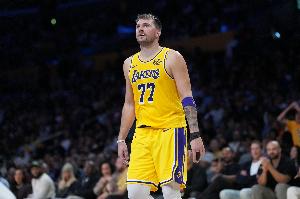 艾顿：我给东契奇挡拆时 对手竟然用四个人去包夹他