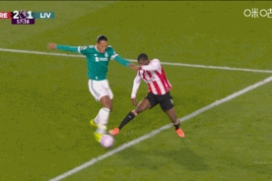 范戴克送点！英超官方：VAR复核确认 范戴克的犯规发生在禁区线上